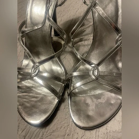 • Stuart Weitzman Metallic Silver  Leather Sandals size 9 - Picture 6 of 12